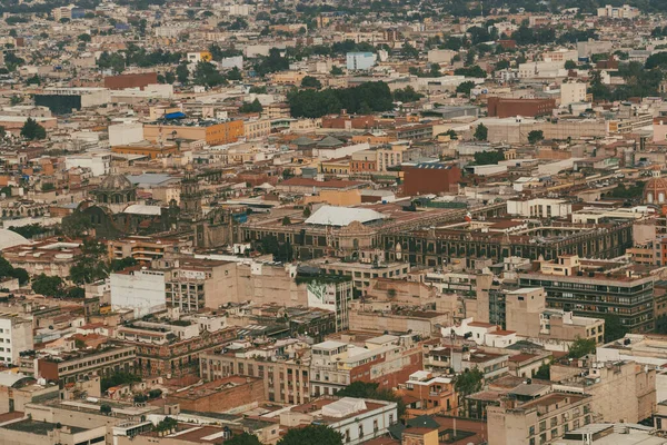 Meksika, Mexico City, DF. 14 Kasım 2025: Mavi gökyüzü ile Mexico City 'nin panoramik manzarası.