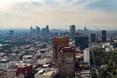 Meksika, Mexico City, DF. 14 Kasım 2025: Mavi gökyüzü ile La Reforma 'nın panoramik manzarası.