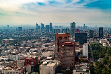 Meksika, Mexico City, DF. 14 Kasım 2025: Mavi gökyüzü ile La Reforma 'nın panoramik manzarası.
