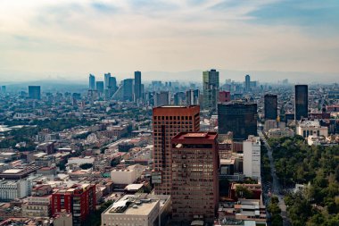 Meksika, Mexico City, DF. 14 Kasım 2025: Mavi gökyüzü ile La Reforma 'nın panoramik manzarası.