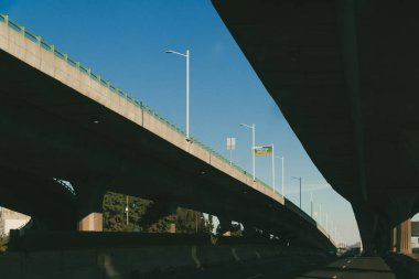 Meksika, Mexico City, DF. 15 Kasım 2025: Mexico City 'de mavi gökyüzü ile karayolu ve köprü.