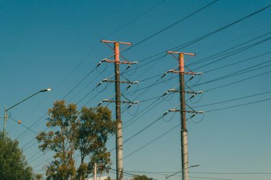 Meksika, Mexico City, DF. 14 Kasım 2025: Güç kuleleri ve mavi gökyüzü.