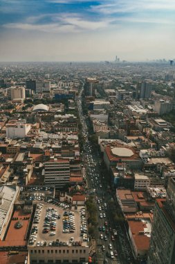 Meksika, Mexico City, DF. 15 Kasım 2025: Panoramik manzara ve şehir trafiği.