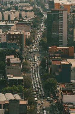 Meksika, Mexico City, DF. 15 Kasım 2025: Panoramik manzara ve şehir trafiği.