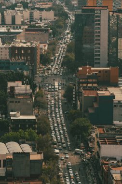 Meksika, Mexico City, DF. 15 Kasım 2025: Panoramik manzara ve şehir trafiği.