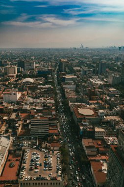 Meksika, Mexico City, DF. 15 Kasım 2025: Panoramik manzara ve şehir trafiği.
