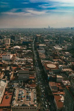 Meksika, Mexico City, DF. 15 Kasım 2025: Panoramik manzara ve şehir trafiği.