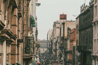 Meksika, Mexico City, DF. 15 Kasım 2025 Zocalo yaya geçidi Francisco Madero.