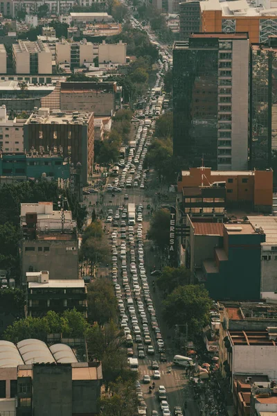 Meksika, Mexico City, DF. 15 Kasım 2025: Panoramik manzara ve şehir trafiği.