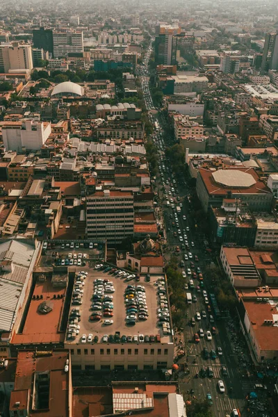 Meksika, Mexico City, DF. 15 Kasım 2025: Panoramik manzara ve şehir trafiği.