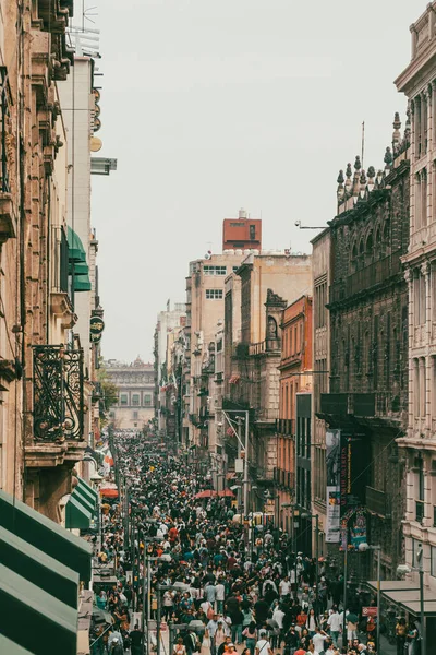 Meksika, Mexico City, DF. 15 Kasım 2025 Zocalo yaya geçidi Francisco Madero.
