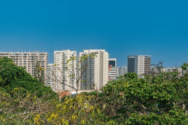 Barranquilla, Atlantico, Kolombiya. 15 Şubat 2026: Mavi gökyüzü ve binaları ile panoramik şehir manzarası.