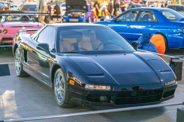 Göz alıcı parlak dış görünüşlü siyah Nissan Skyline GT-R ve Best in Show çıkartmasının olduğu canlı bir araba fuarının görüntüsü Kyiv, Ukrayna - 21 Eylül 2025