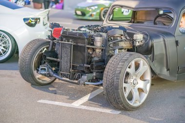 Açık motor, metal bileşenler radyatör, süspansiyon ve açık kaputlu iç kablolar, çıplak çerçeve yapısı Kyiv, Ukrayna - 21 Eylül 2025