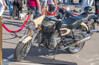 Ducati motosikleti bir etkinlikte, sağa doğru açılı, siyah aksanlı toprak tonları, dağınık ışıklandırmalı kapalı ortam, yansıma veya parıltı yok, mat Kyiv, Ukrayna - 21 Eylül 2025