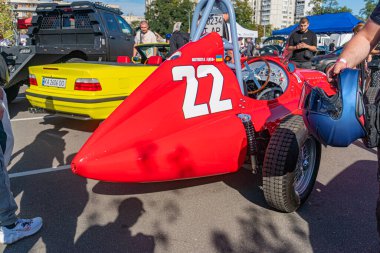 Kırmızı Alfa Romeo Formula 1 arabasının kapalı bir sahnesi, 21 numaralı Sponsor çıkartması ve rulo halka sunumu sunan yapay ışıklandırma gölgeleri Kyiv, Ukrayna yakınlarında gerçekleşiyor - 21 Eylül 2025