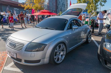 Silver Audi spor otomobili hareketli bir şehir sokak sahnesinde Kyiv, Ukrayna - 21 Eylül 2025