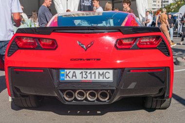 Kırmızı Chevrolet Corvette spor arabası, arka üç çeyrek perspektiften, arka farlardan, aerodinamik kaportalardan, egzoz borularından, Kyiv, Ukrayna - 21 Eylül 2025