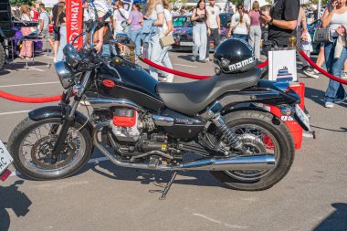 Açık hava motosiklet gösterisi, siyah ve gümüş spor bisikleti, açısal şekiller, yumuşak ışıklandırma, çeşitli kalabalık, sohbet, günlük atmosfer Kyiv, Ukrayna - 21 Eylül 2025