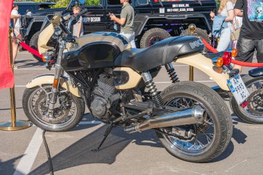 İki Ducati motosikletli park yeri sahnesi, biri önde, açık kahverengi kaporta, siyah aksanlı ve gümüş donanımlı, tek koltuklu, küçük yolcu mandalı Kyiv, Ukrayna - 21 Eylül 2025