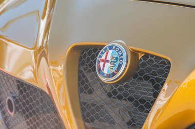 Siyah aksanlı sarı Alfa Romeo 'nun yakın plan görüntüsü, gümüş amblem ızgarasına ve kısmen görünür farlara odaklanıyor Kyiv, Ukrayna - 21 Eylül 2025