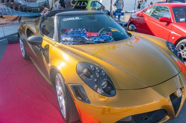 Beyaz kenarlı, parlak tasarımı, ön tekerleklere yakın büyük hava girişleri, parlak ışıklandırma, yansıtıcı yüzeyler, olay ya da Kyiv, Ukrayna - 21 Eylül 2025