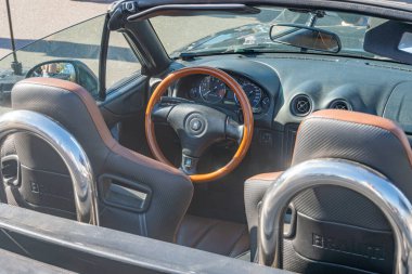 Üstü açık Porsche iç tasarımı, ağırlıklı olarak kahverengi, siyah aksanlı, lüks malzeme derisi, süet, ergonomik direksiyon, rahat koltuklar, iyi yerleştirilmiş Kyiv, Ukrayna - 21 Eylül 2025