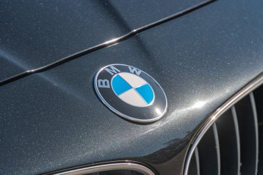 Kyiv, Ukrayna - 21 Eylül 2025 'te Kyiv, Ukrayna' da ortaya çıkan mavi ve beyaz BMW yuvarlak ızgara amblemine odaklanan koyu renkli BMW 'nin yakın çekim görüntüsü