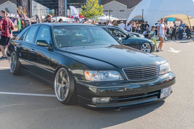 Siyah Lexus, düşük profilli, geniş lastikli, aerodinamik vücut stili, kıvrımlı kenarlar, öne çıkan tekerlek kemerleri, keskin farlar, kendine özgü ızgara deseni, çok dilli tekerlek Kyiv, Ukrayna - 21 Eylül 2025