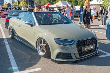 Umumi bir caddeye park edilmiş özel Audi iki kapılı coupe, muhtemelen bulutlu bir havada. Aracın tekerlek kemerleri, geniş bir ön ayırıcı ve çoklu-spok Kyiv, Ukrayna - 21 Eylül 2025