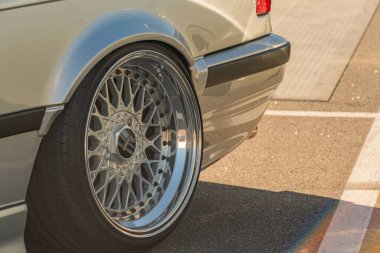 1980 'lerin klasik BMW' si, siyah kenarlı, açık tenli veya gümüş gövdeli, büyük, beş dilli alaşımlı tekerlek, cilalı, görünür bir marka yok, asfalt zemin, Kyiv, Ukrayna - 21 Eylül 2025