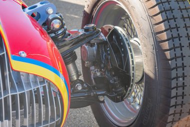 Canlı kırmızı bir Alfa Romeo Formula 1 otomobili ve gri asfalta karşı alçak açılı geniş, yiv, Ukrayna - 21 Eylül 2025