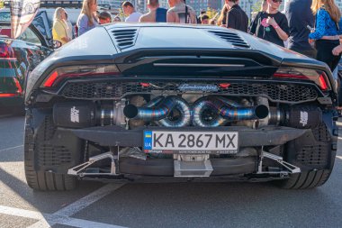 Siyah Lamborghini, görünen çift egzoz boruları ve model kimliğiyle arka tampon plakası KU-23677 Kalabalık, Kyiv, Ukrayna - 21 Eylül 2025