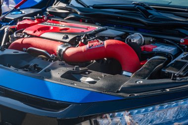 Kırmızı ve siyah Honda motor bölümünün yakın plan görüntüsü, mekanik bileşenler ve büyük bir kırmızı hava atlatma kepçesi doğal ışıklandırma Kyiv, Ukrayna - 21 Eylül 2025