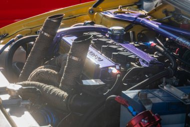 Otomotiv motor bölmesi içinde bulanık bir arka plana karşı ayarlanmış sarı turbo motorun yakın görüntüsü motor parçaları 21 Eylül 2025 'te Ukrayna' nın başkenti Kyiv 'de karmaşık bir şekilde düzenlenmiştir.