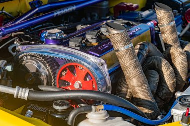 Yüksek çözünürlüklü, çoklu hava kepçeli, kırmızı kemerli ve makaralı bir yarış motoru görüntüsü, metal boru, mekanik parçalar, Kyiv, Ukrayna - 21 Eylül 2025