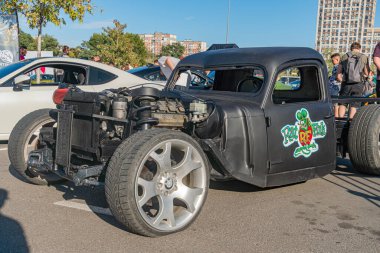 Eski kamyonet, özelleştirilmiş, yarış performansı kullanımı, koyu siyah ya da koyu mavi, gümüş jantlar, Çılgın Yarış logosu, açık kaput, gündüz kuşağı, yüksek perspektif, açık görüş, se Kyiv, Ukrayna - 21 Eylül 2025