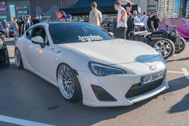 Beyaz, modifiye edilmiş Toyota FR-S spor araba Toyota Supra, ön tampon, büyük hava girişleri, LED gündüz çalışan ışıklar, yan etek, arka spoiler, çok dilli tekerlekler Kyiv, Ukrayna - 21 Eylül 2025
