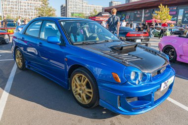 Altın jantlı mavi Subaru spor arabası, gündüz vakti park edilmiş bir otoparkta kayda değer modifikasyonlar arasında hava girişli bir piyasa tamponu, şeker Kyiv, Ukrayna - 21 Eylül 2025