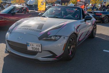 Sokak fuarında pembe aksanlı gümüş Mazda Miata, renkli arabalar, güneşli bir gün, Ukrayna 'nın başkenti Kyiv' de - 21 Eylül 2025