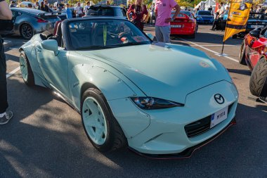 Nane yeşili Mazda Miata üstü açılabilen, diğer arabalar arasında benzersiz açık hava park yeri Sleek tasarımı, yere yakın, doğal ışıklandırma Kyiv, Ukrayna - 21 Eylül 2025