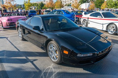 Siyah Acura spor arabası, aerodinamik stile sahip iki kapılı coupe, bir galeride park halinde beş dilli alaşımlı tekerlekler, tepeden aydınlatmanın yumuşak gölgeleri, bulanık Kyiv, Ukrayna - 21 Eylül 2025