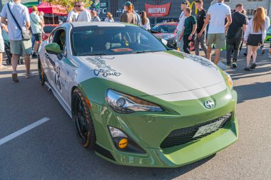 Özel modifiye edilmiş yeşil Toyota spor arabalı kapalı araba fuarı belirgin beyaz şeritli ve pazar sonrası tekerlekleriyle ekstra araba dalgıçları Kyiv, Ukrayna - 21 Eylül 2025