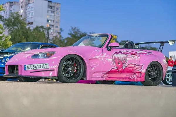 Kentsel gece sokağı Kyiv, Ukrayna 'ya park edilmiş anime grafikli pembe Mazda Miata - 21 Eylül 2025