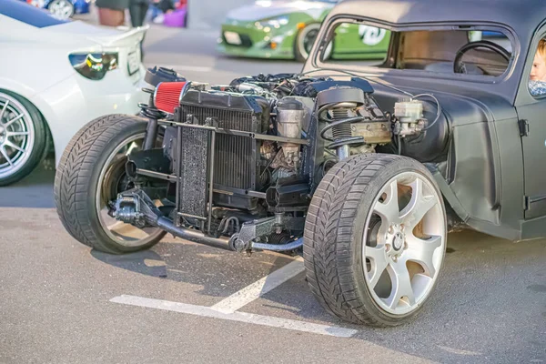 Açık motor, metal bileşenler radyatör, süspansiyon ve açık kaputlu iç kablolar, çıplak çerçeve yapısı Kyiv, Ukrayna - 21 Eylül 2025