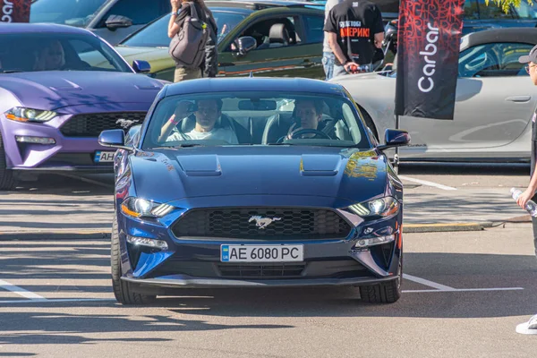 Mavi Ford Mustang, arka planda Kyiv, Ukrayna - 21 Eylül 2025