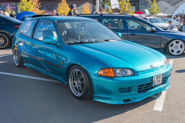 Mavi Honda Integra R tipi araba, kapalı otoparkta park edilmiş, geniş duruş, geniş gövde kiti, havalandırmalı kaput, aerodinamik yan etek, büyük özel yapım tekerlekler, derin tabak desi Kyiv, Ukrayna - 21 Eylül 2025