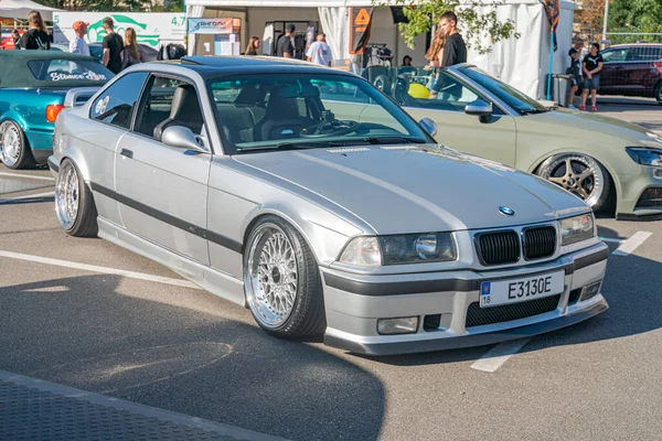 Gri bir BMW E36. Geniş spoiler, vücut kiti, geniş gövdeli çamurluk, piyasa tekerleri, kaput deliği, Ukrayna 'da yüksek performanslı egzoz. 21 Eylül 2025