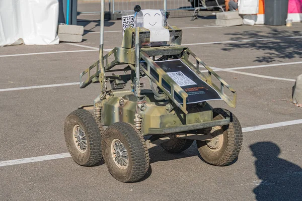 Zeytin yeşili ve koyu kahverengi, dört tekerlekli robot beton otoparkta Büyük tekerlekler, doğal aydınlatma, kamuflaj tasarımı, potansiyel etiket önde, açık hava etkinliği Kyiv, Ukrayna - 21 Eylül 2025