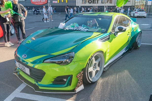 Pist üzerinde özel yapım yeşil bir spor arabanın olduğu canlı bir sahne, biraz merkezden uzak, agresif duruşu ve aerodinamik modifikasyonları olan araba, fac Kyiv, Ukrayna - 21 Eylül 2025